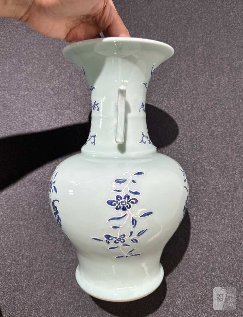 清乾隆 豆青地青花堆白福寿如意纹双戟耳尊 - 图5